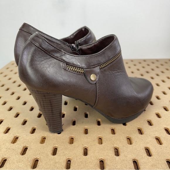 White Mountain Women’s Smirk Vegan Zip Ankle Bootie in Chestnut 3.5” Size 7 Wide - Picture 5 of 7